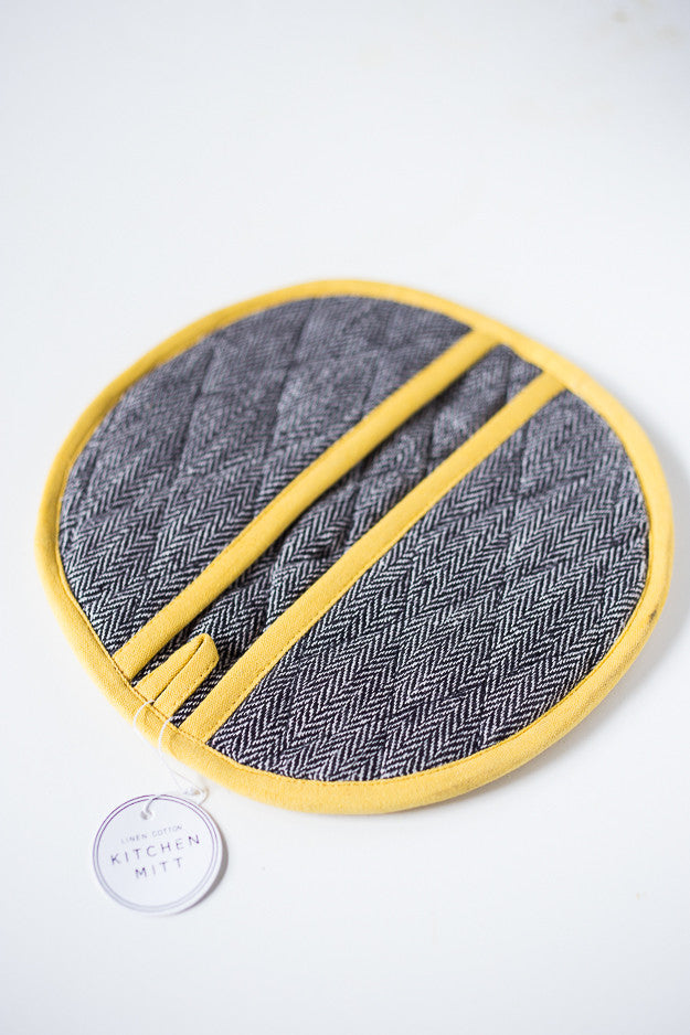kitchen mitts | oven mitts | round oven mitts | #ovenmitts Mitts | www.bowlandpitcher.com